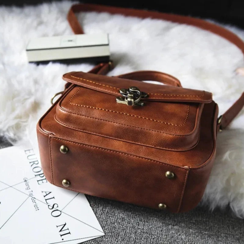 Sac à main vintage à bandoulière en cuir marron dessous