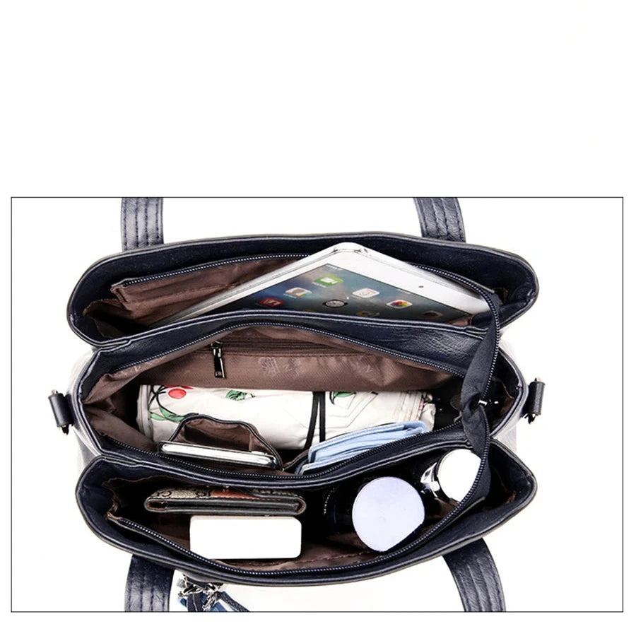 Sac à main bandoulière noir avec pendentif chat intérieur