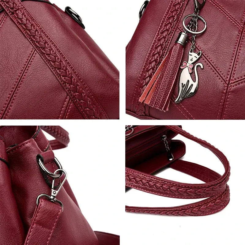 Sac à main bandoulière rouge avec pendentif chat détails