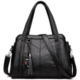 Sac à main bandoulière noir avec pendentif chat