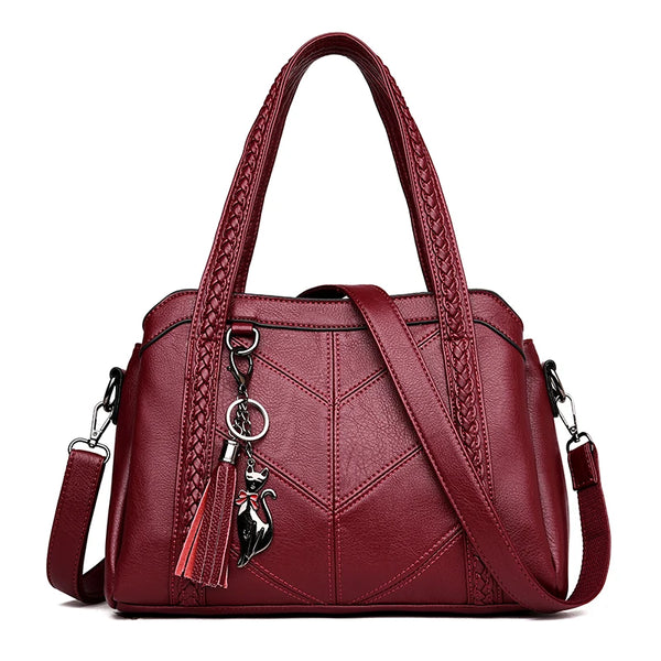 Sac à main bandoulière rouge avec pendentif chat