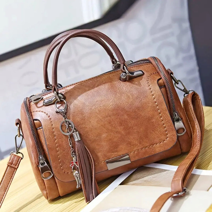Sac à main en cuir marron spacieux avec pompon et chat