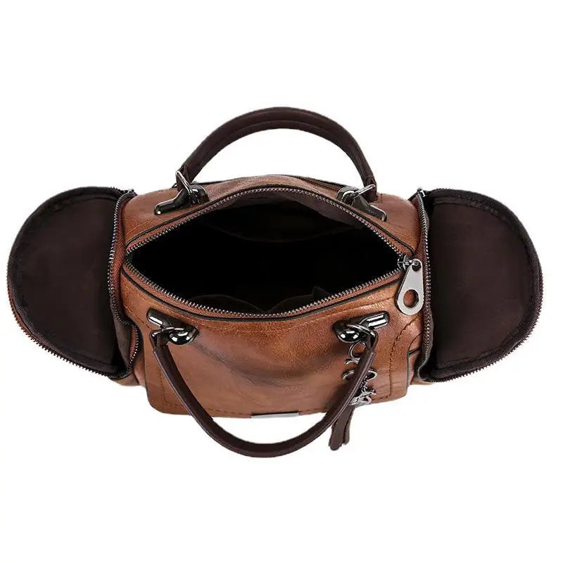 Sac à main en cuir marron spacieux avec pompon intérieur
