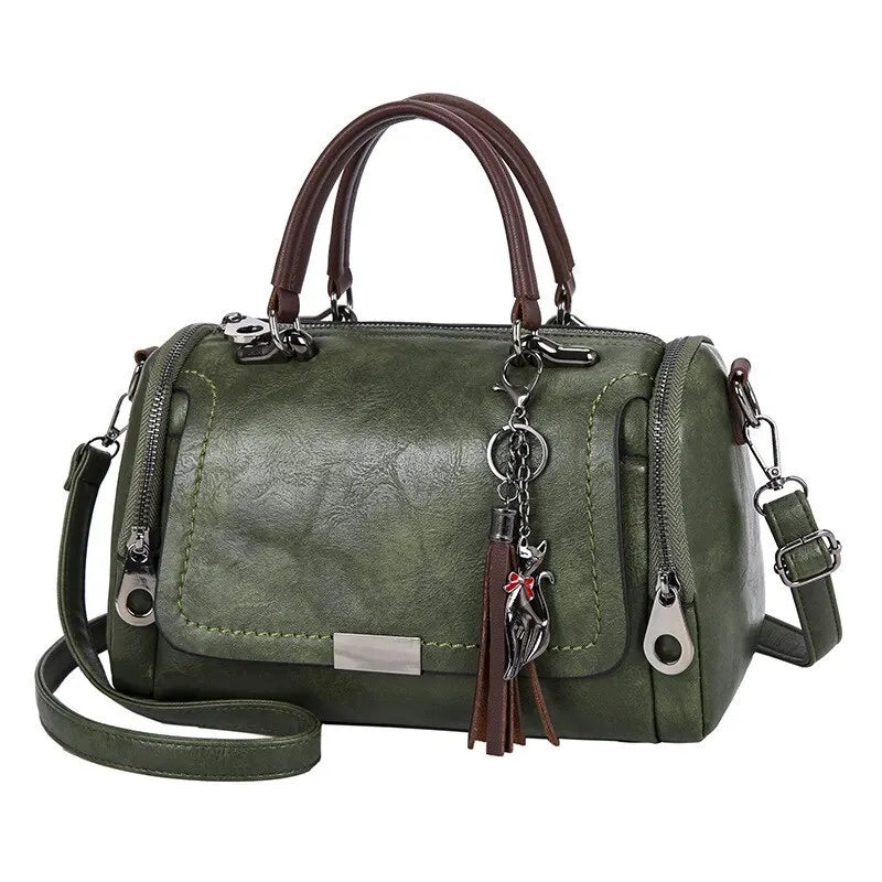 Sac à main en cuir vert spacieux avec pompon