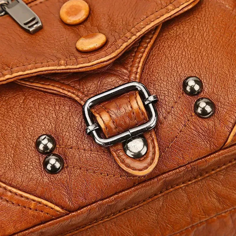 Sac à main multi-poches en cuir marron avec bandoulière détails boucle