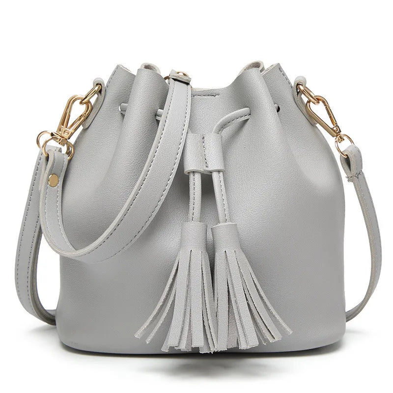 Sac seau à bandoulière en cuir souple gris