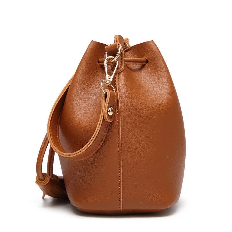 Sac seau à bandoulière en cuir souple marron de côté