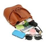 Sac seau à bandoulière en cuir souple marron rempli d'affaires