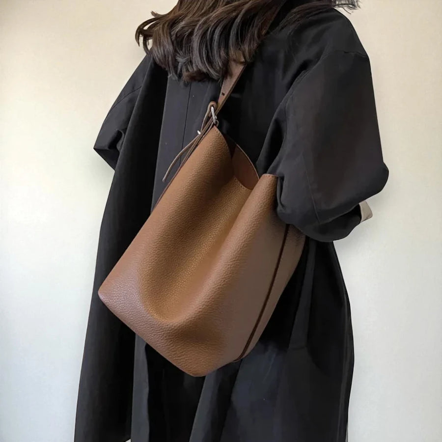Sac seau bandoulière femme marron porté à l'épaule