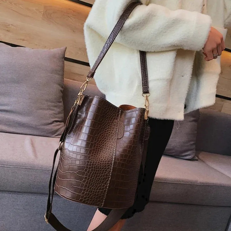 Sac seau en cuir marron femme