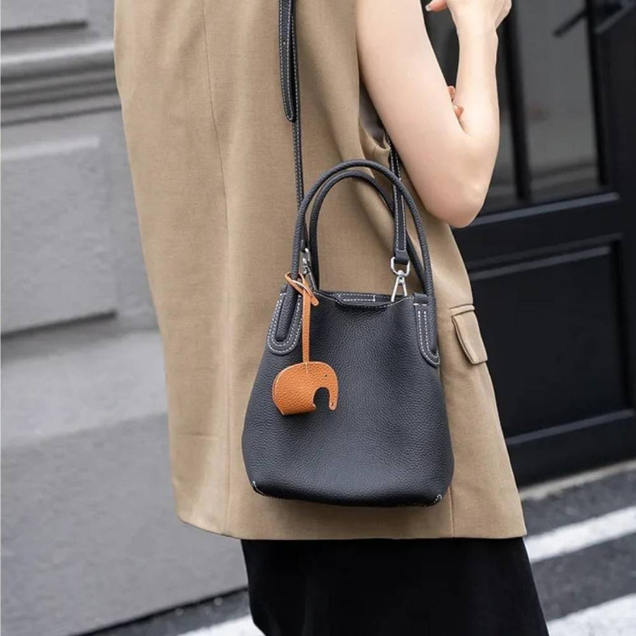 Sac seau femme en cuir véritable porté en bandoulière