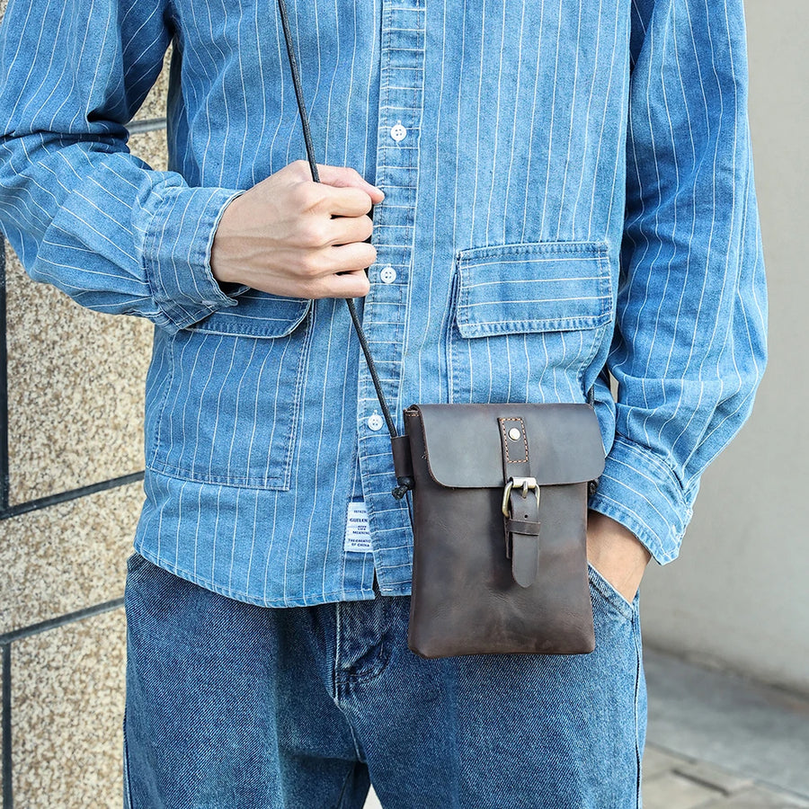 Sacoche vintage homme portée en bandoulière
