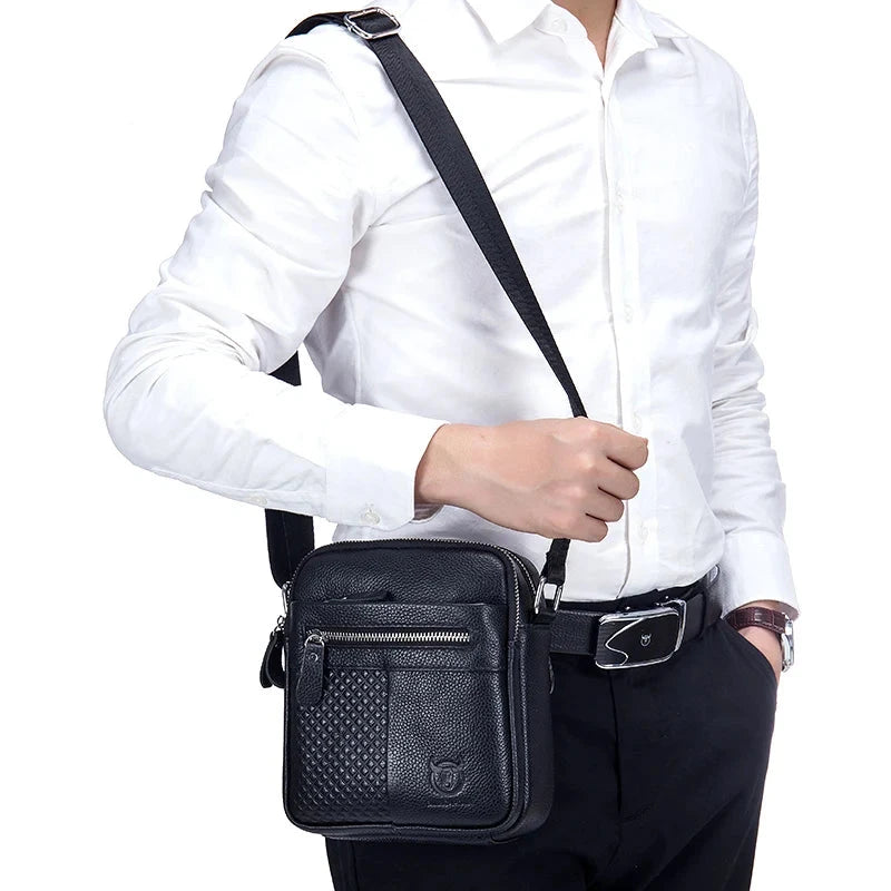 Sacoche homme bandoulière cuir porté à l'épaule