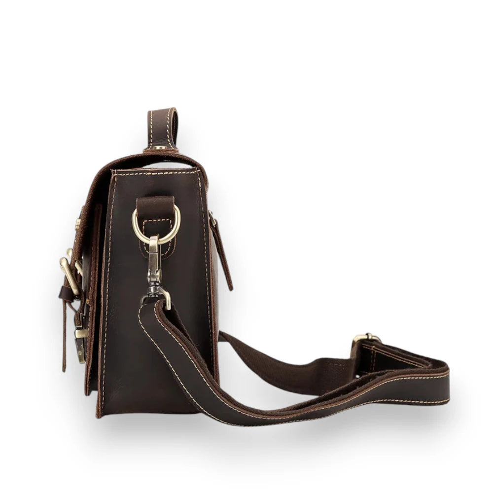 Besace en cuir homme vintage marron foncé de côté