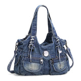 Grand sac bandoulière en jean bleu, vue de trois quarts