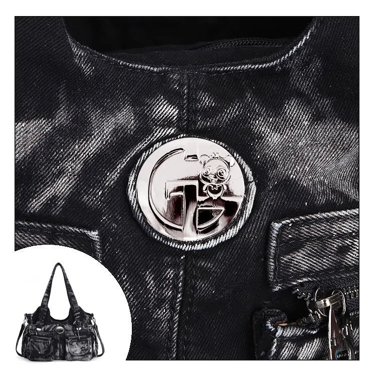 Grand sac bandoulière en jean noir, détails plaque