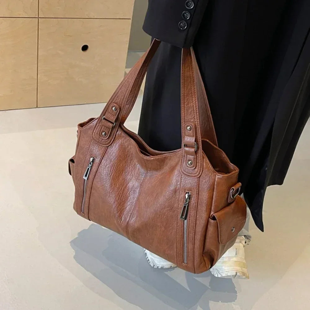 Grand sac à main souple marron porté par une femme