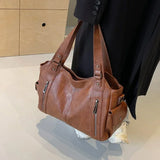 Grand sac à main souple marron porté par une femme