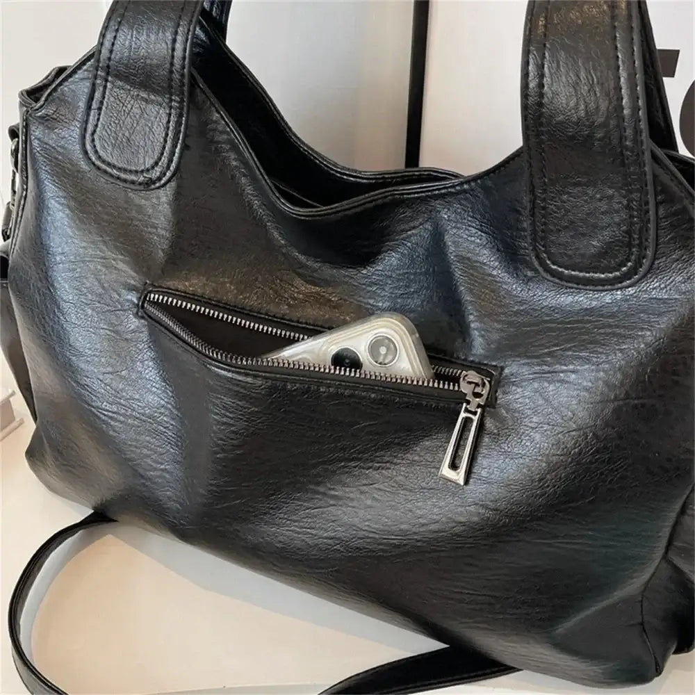 Détail de la poche arrière zippée du sac à main noir