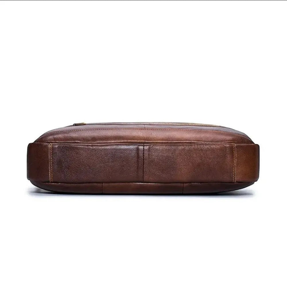 Sac ordinateur Le Sac Bandoulière en cuir véritable marron, vue de dessous pour format 14 pouces