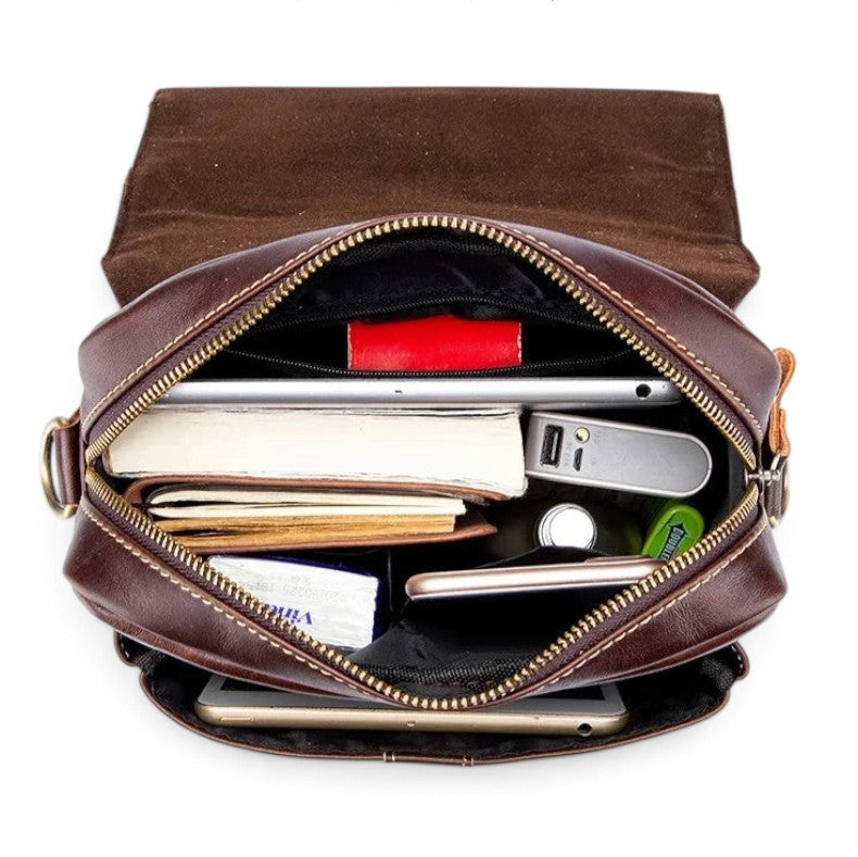 Sacoche Le Sac Bandoulière en cuir marron ouverte montrant ses compartiments organisés pour tablette et accessoires