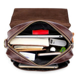 Sacoche Le Sac Bandoulière en cuir marron ouverte montrant ses compartiments organisés pour tablette et accessoires