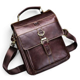 Sacoche bandoulière Le Sac Bandoulière en cuir marron foncé avec poignée, boucle décorative et finitions robustes.