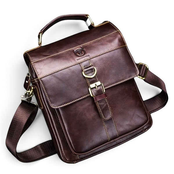 Sacoche bandoulière Le Sac Bandoulière en cuir marron foncé avec poignée, boucle décorative et finitions robustes.