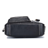 Sacoche homme Le Sac Bandoulière en cuir véritable noir avec surpiqûres blanches, vue de dessous compacte