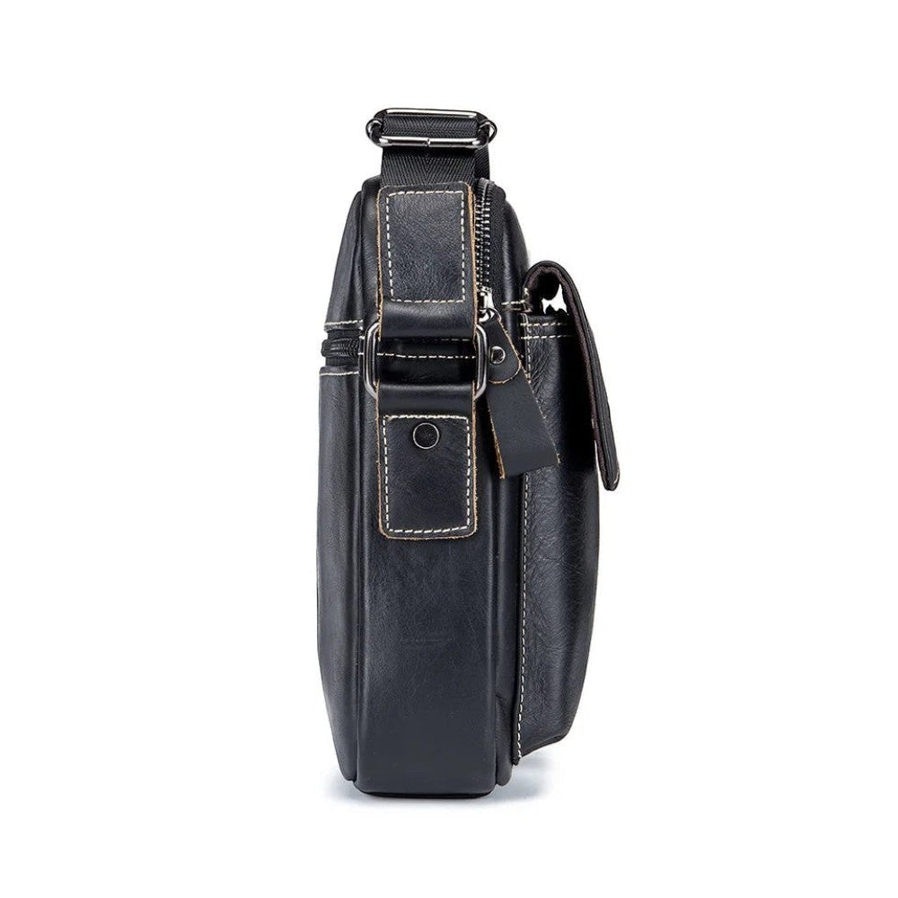 Sacoche homme Le Sac Bandoulière en cuir véritable noir, vue de profil avec compartiments zippés et bandoulière réglable.