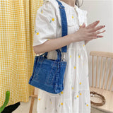 Petit sac bandoulière en jean femme porté à l'épaule