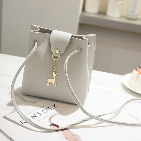 Petit sac bandoulière femme en cuir souple gris