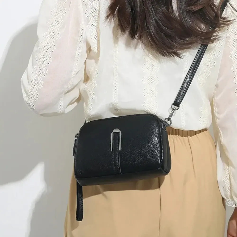 Pochette bandoulière femme en cuir noir portée