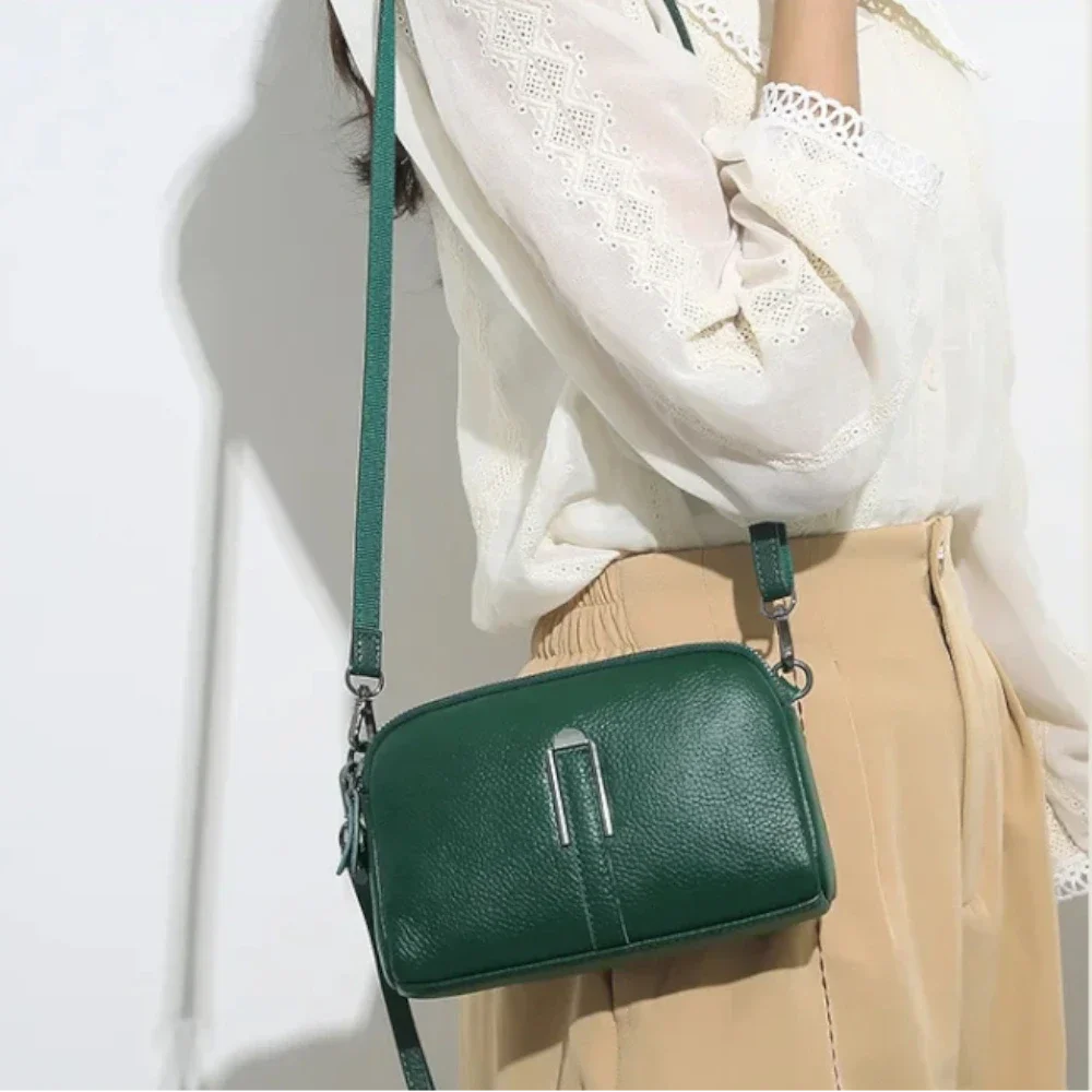 Pochette bandoulière femme en cuir vert portée