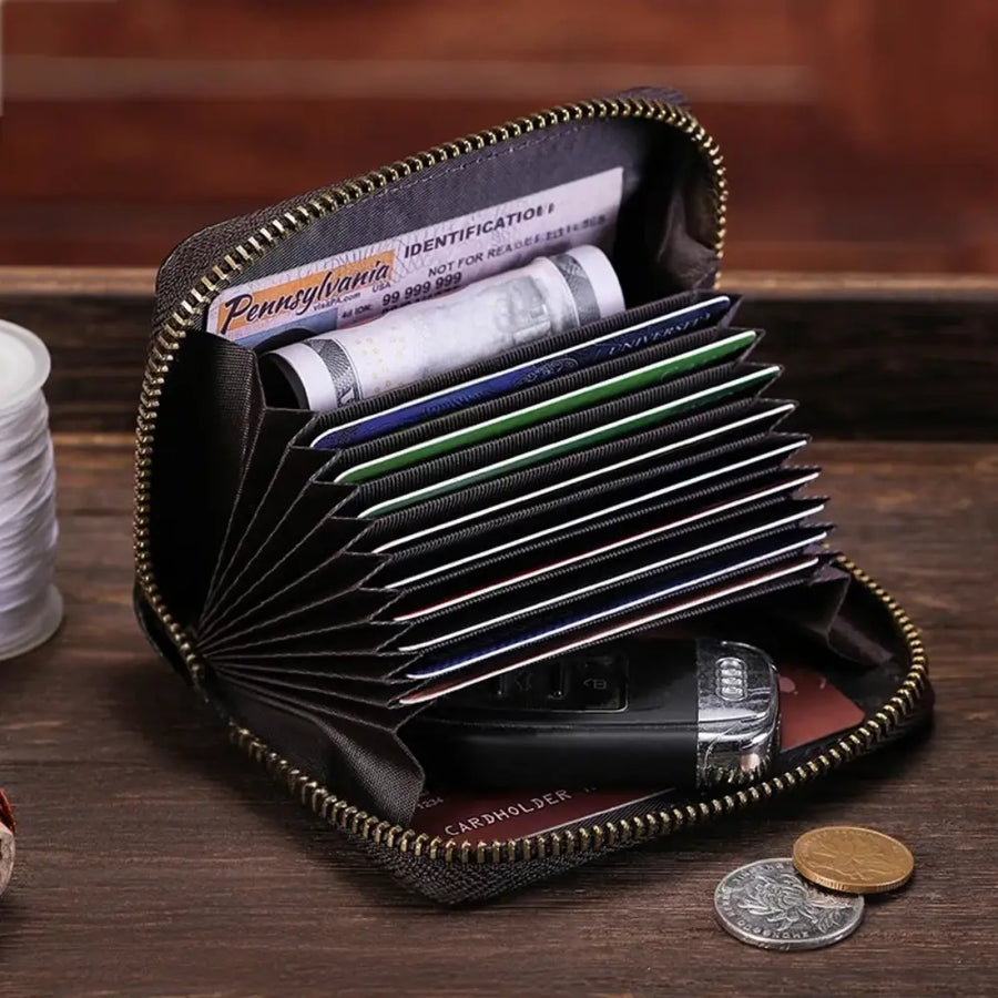 Intérieur du porte-cartes zippé avec ses espaces de rangement