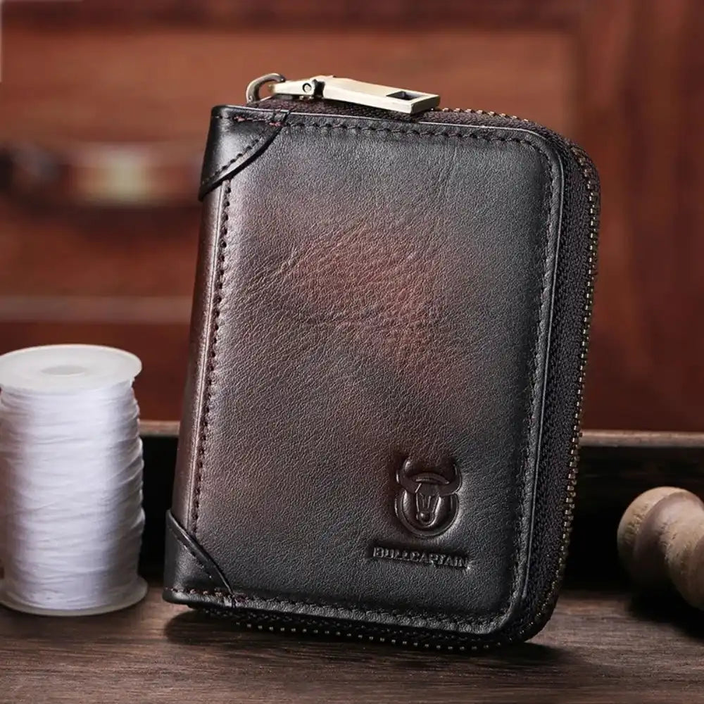 Porte-cartes en cuir marron foncé présenté en situation