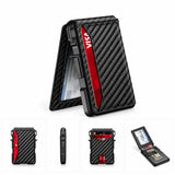 Porte-cartes homme effet carbone avec une carte bancaire rouge visible.