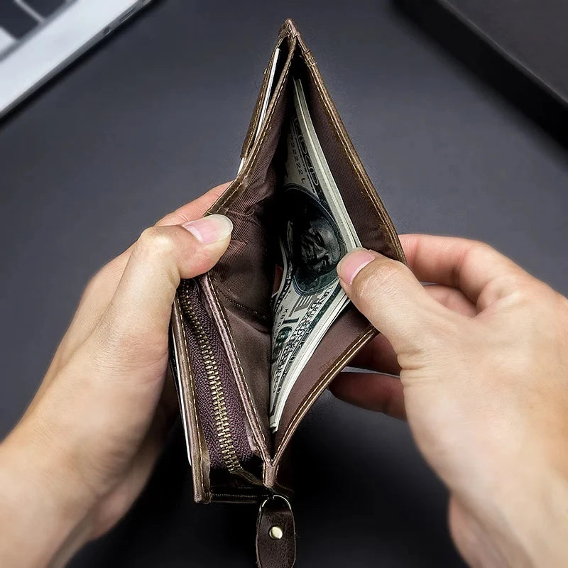 Portefeuille homme en cuir marron foncé posé sur un bureau