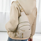 Sac à dos bandoulière femme blanc porté épaule