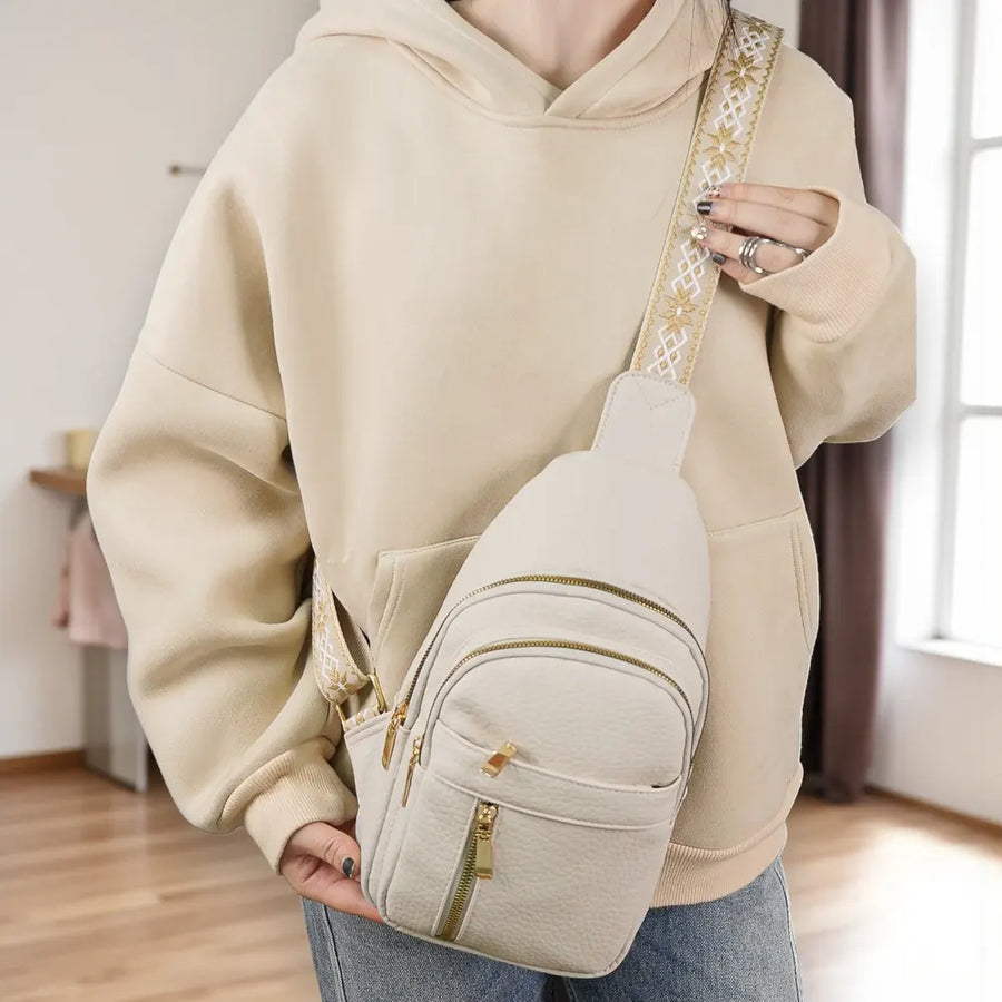 Sac à dos bandoulière femme blanc porté poitrine