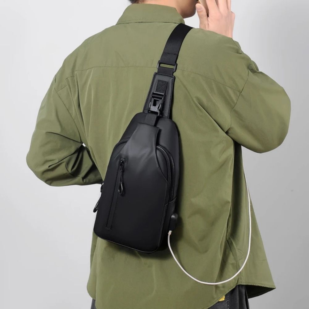Sac à dos et poitrine bandoulière porté sur le dos