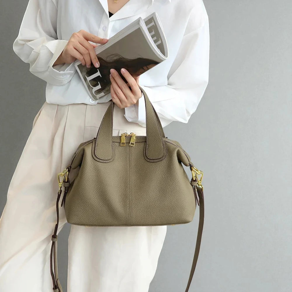 Sac à main bandoulière en cuir véritable marron clair porté