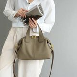 Sac à main bandoulière en cuir véritable marron clair porté