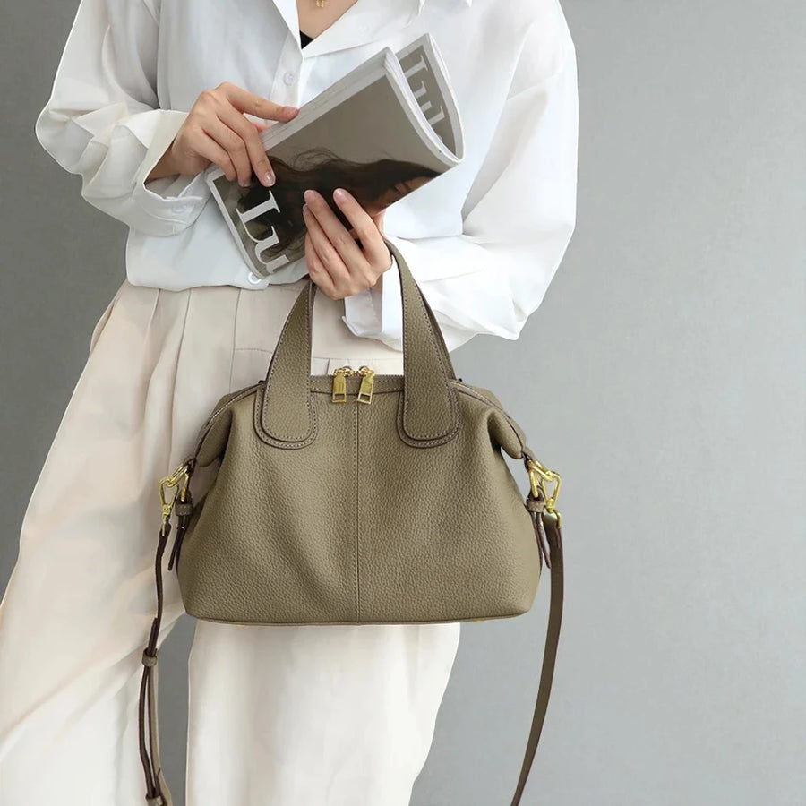 Sac à main bandoulière en cuir véritable marron clair porté