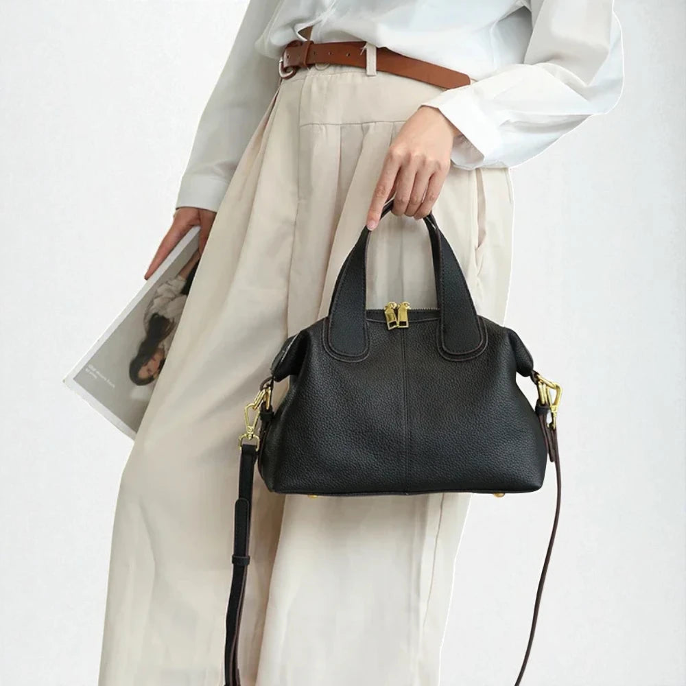 Sac à main bandoulière en cuir véritable noir porté