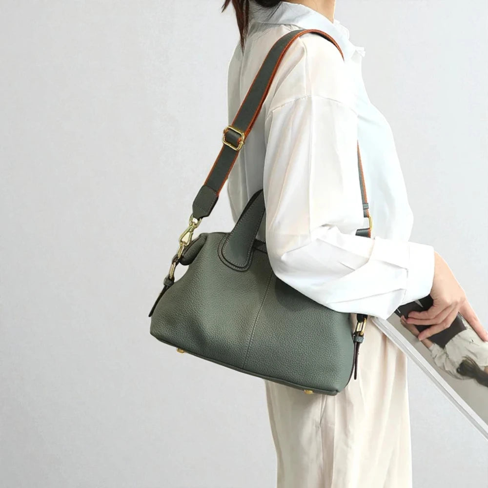 Sac à main bandoulière en cuir véritable vert porté
