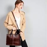 Sac à main en cuir véritable porté à l'épaule