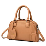 Sac à main poignées et bandoulière camel de trois quarts