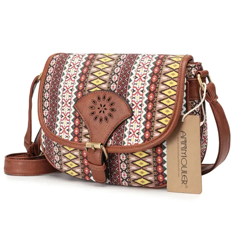 Sac bandoulière bohème chic marron de trois quarts