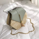 Sac bandoulière chaine en paille vert, vue de trois quarts